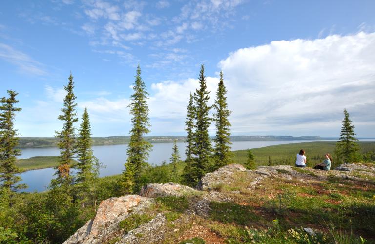 Tithegeh Chii Vitaii Lookout in Gwich'in Park - lookout with two visitors
